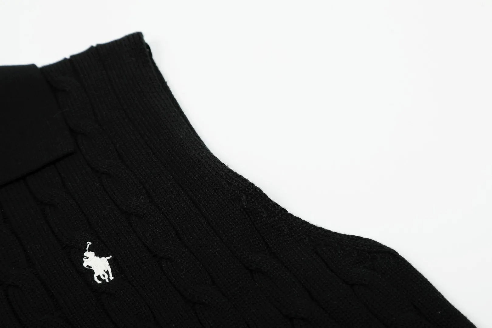 P166 💰 "Top quality" Style number: DS023# (not off the shelves all year round) [Ralph Lauren POLO lapel solid color pony embroidered logo knitted vest short sleeves] ✅Ralph Lauren Ralph Lauren classic basic versatile all-season cardigan knitted POLO vest vest short sleeves ✅Main supplier platform live broadcast Wholesale entity Replacement when out of stock Not off the shelf ✅ZP quality 1:1 version Scan the code to enter the GF website Counter quality ✅Details and quality are the only one in Guangzhou. Imported quality cotton yarn, focusing on high-end, cost-effective. Needless to say good quality. ✅Restore the original version. The maximum size can be worn up to 150 pounds. Loose, comfortable and stress-free. Olive green, denim blue, Chinese red
